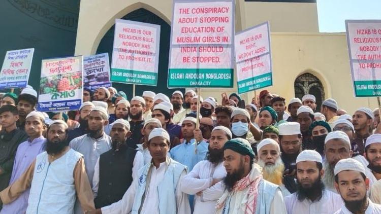 Bangladeş’ten, Hindistan’daki başörtüsü yasağına karşı protesto