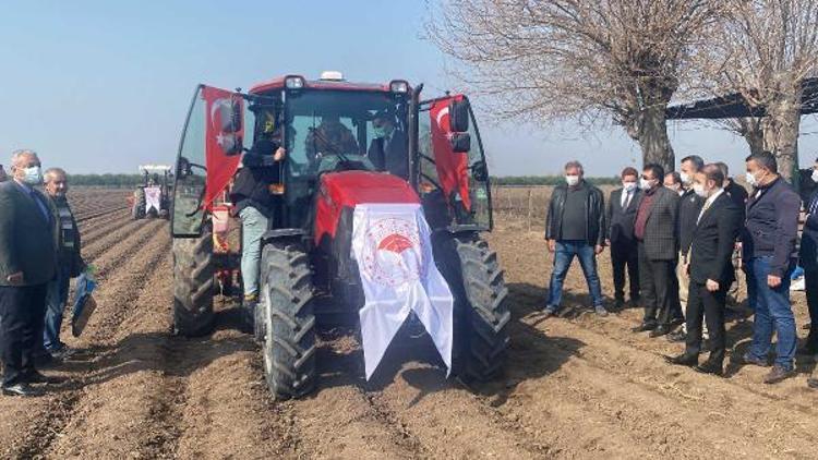 Osmaniye’de, sezonun ilk mısır tohumları toprakla buluştu