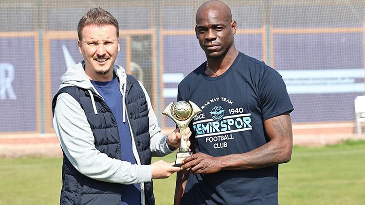 Balotelli’ye ‘Aralık ayının en iyi futbolcusu’ ödülü