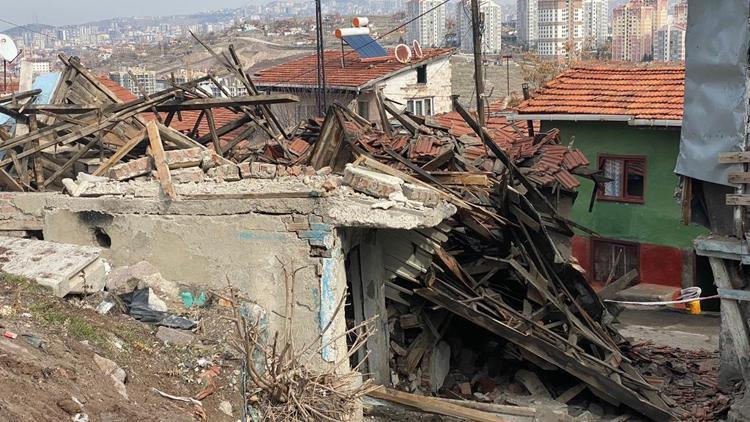 Gecekondunun çatısını sökerken altında kaldı