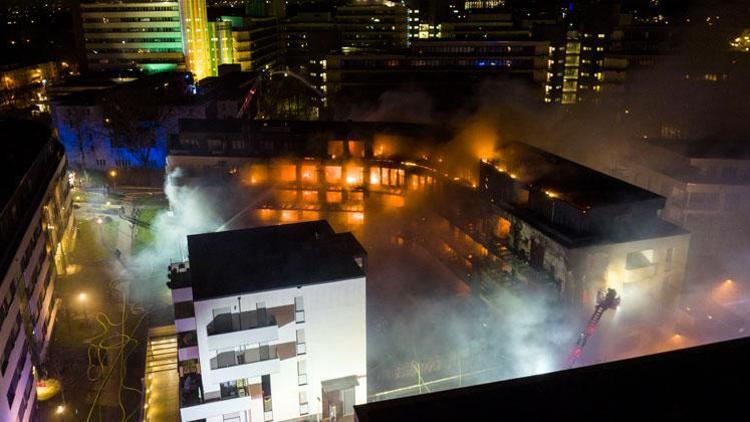 Essen’de korkutan yangın 50 daireli bina küle döndü