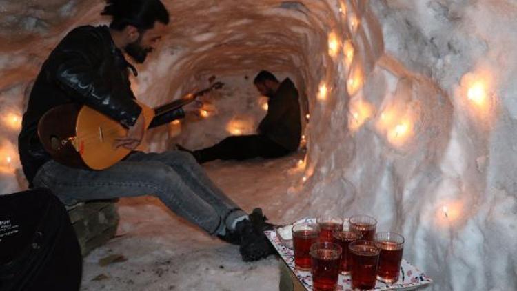 Kardan yaptıkları mağarada çay içip, şarkı söylediler