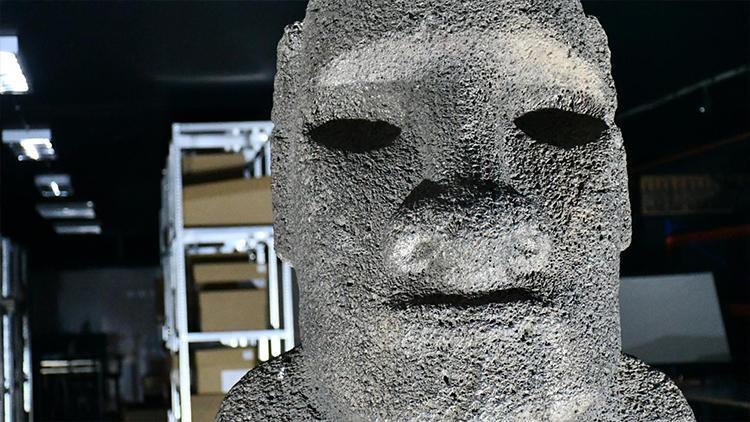 715 kiloluk Moai heykeli 150 yıldan sonra Paskalya Adası’na dönüyor