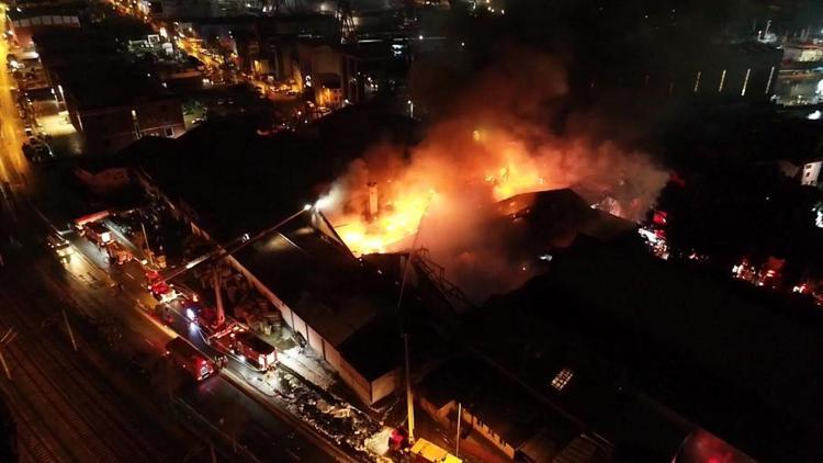 Tuzlada iplik fabrikasında korkutan yangın 3 saat sonra söndürüldü