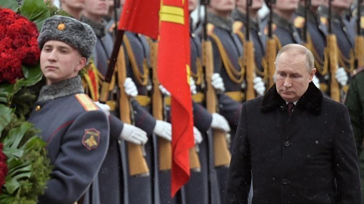 Putin “Vatan Savunucuları Günü” nedeniyle Meçhul Asker Anıtına çelenk bıraktı