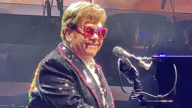Ünlü müzisyen Elton John ölümden döndü: Havada panik
