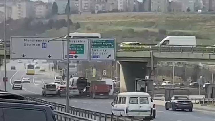 Üsküdarda sürücüsüz kamyonet trafiği birbirine kattı