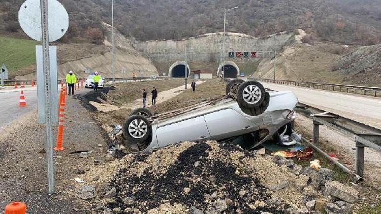 Takla atan otomobilden yaralanmadan çıktılar