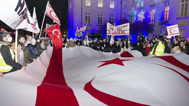 Kıbrıslı Türkler, Londra’da ikinci kez bayrak protestosu yapacak