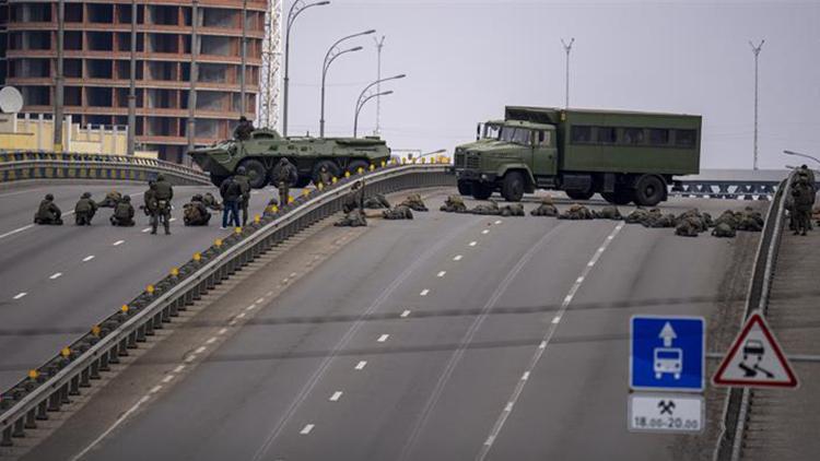 Son dakika | Ukrayna - Rusya savaşında son durum: Ruslar Kieve girdi, Ukrayna askerleri elleri tetikte bekliyor