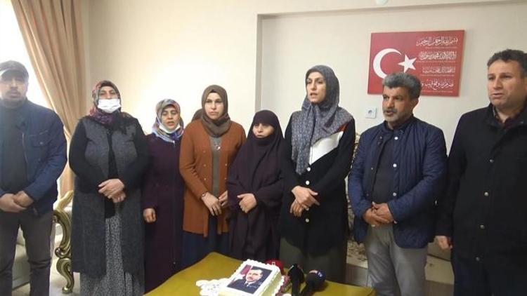 Evlat nöbetindeki aileler, Cumhurbaşkanı Erdoğan’ın doğum gününü kutladı