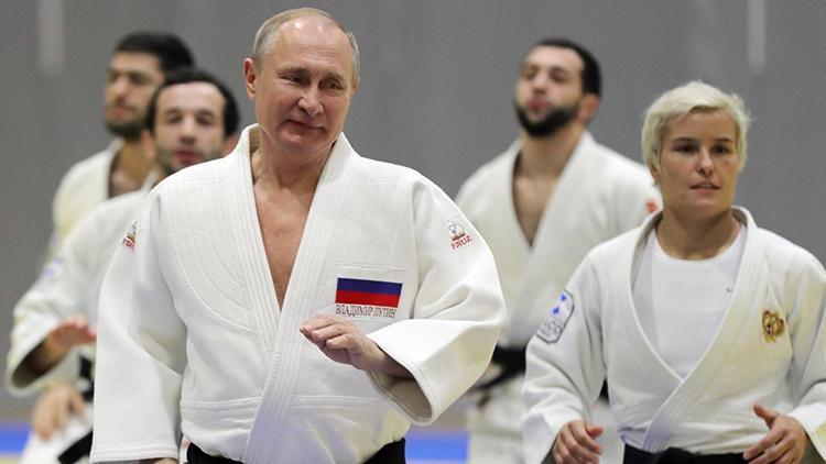 Son Dakika: Vladimir Putinin onursal başkanlığı askıya alındı