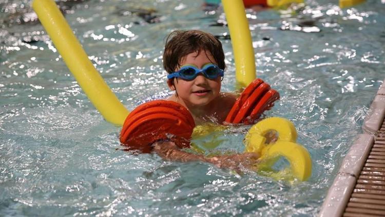 İşitme engelli çocuklara yüzme eğitimi verilecek