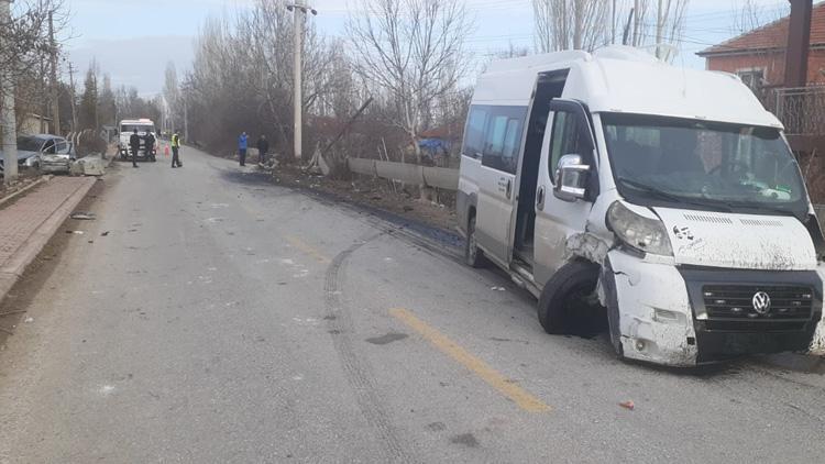 Konyada öğrenci servisi otomobile çarptı: 14 yaralı