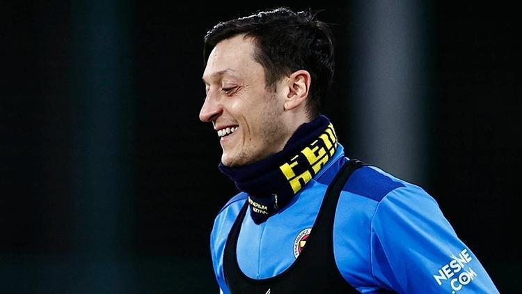 Son Dakika: Trabzonspor öncesi Fenerbahçede Mesut Özil sevinci