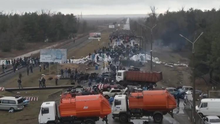 Nükleer santralin bulunduğu Enerhodar kentinde halk barikat kurdu