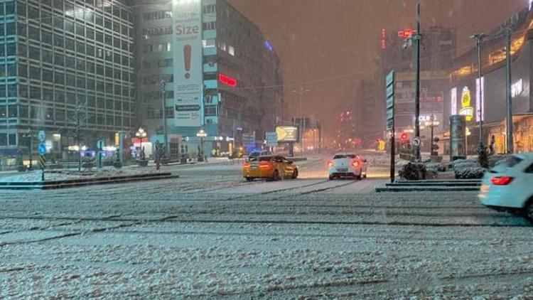 Meteoroloji uyarmıştı... Ankara beyaza büründü