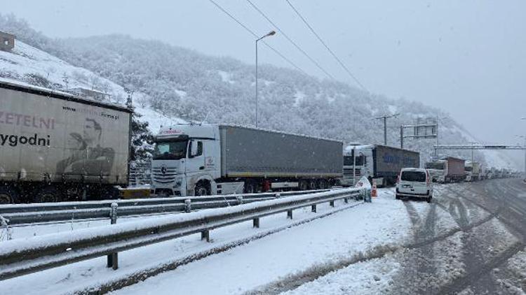 Samsunda kar yağışı ulaşımı aksattı