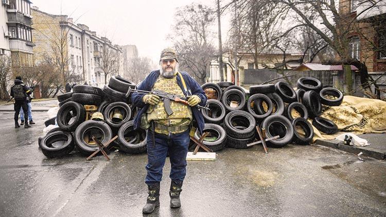 Kievdeki silahlı siviller gönülden inanıyor: Biz bu savaşı kazanacağız