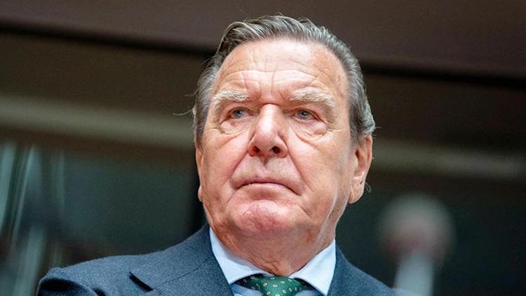 ‘Schröder görevi bırakmalı’