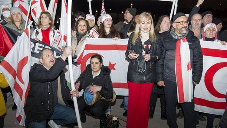 Kıbrıslı Türkler, Londra’da ikinci kez bayrak protestosu yaptı
