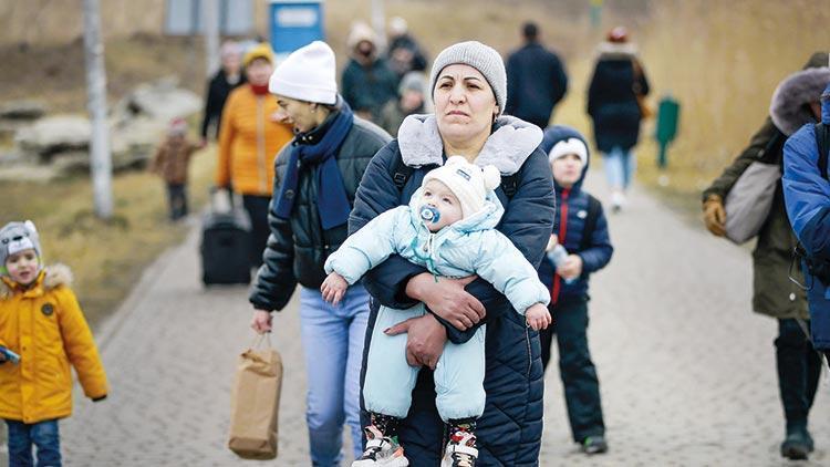 AB’den Ukraynalı mültecilere 1 yıl oturma izni
