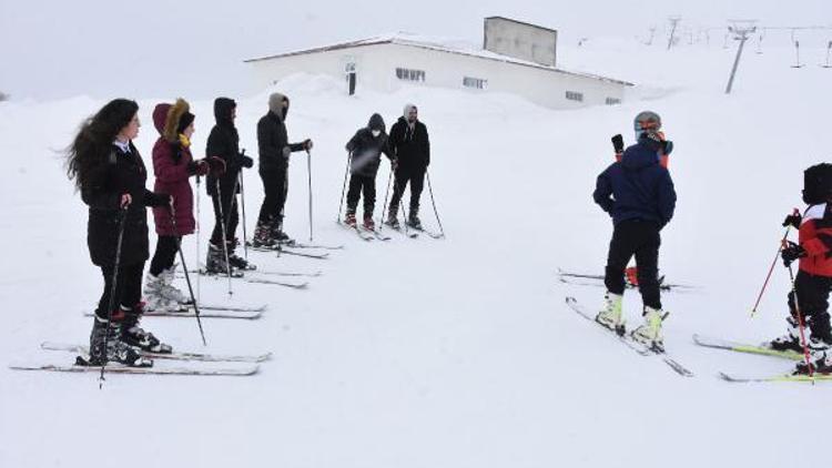 Bitlis’te öğrenciler 1 liraya kayak öğreniyor