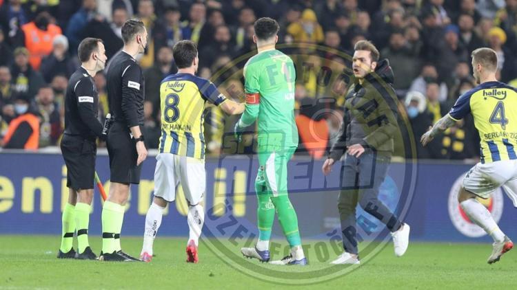 Son dakika haberi: Fenerbahçe - Trabzonspor maçında sahaya giren taraftar, hakem Zorbay Küçüke saldırmaya çalıştı