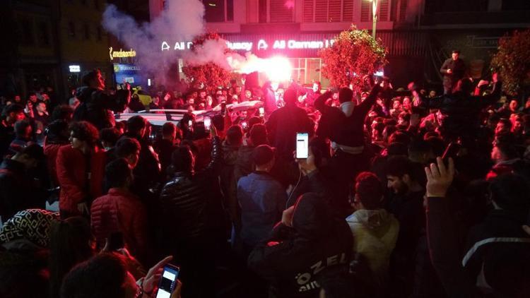 Trabzonsporlu taraftarlar Fenerbahçe maçı beraberliğini kutladı