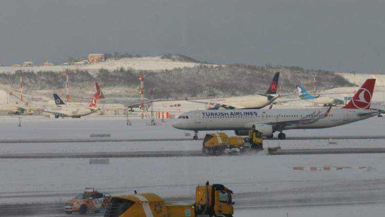 İstanbul Havalimanı ve Sabiha Gökçen Havalimanında kar tedbiri Açıklamalar peş peşe geldi...