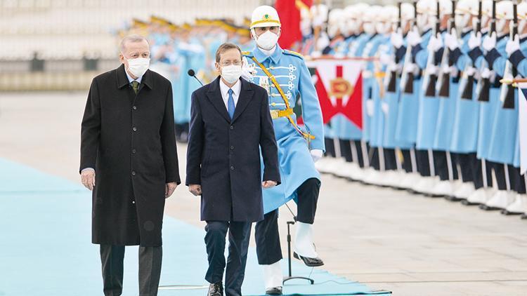 Herzog uçağına ‘barış ve işbirliği’ yazdırıp geldi