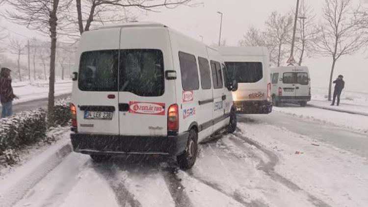 Esenyurt beyaza büründü Servis araçları kaza yaptı