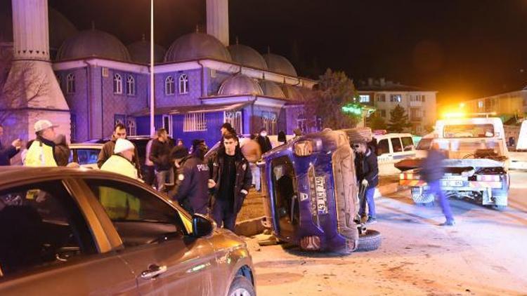 Kütahyada otomobille çarpışan araç devrildi: 7 yaralı