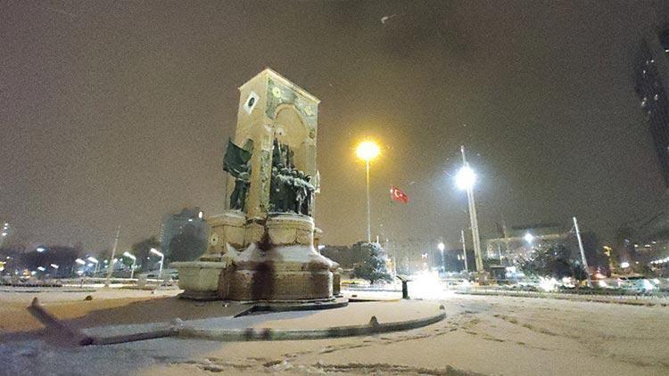 İstanbulda kar yağışı gece saatlerinde etkisini arttırdı
