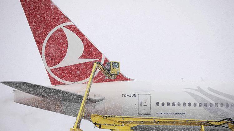 İstanbulda yoğun kar yağışı THYden sefer iptalleri