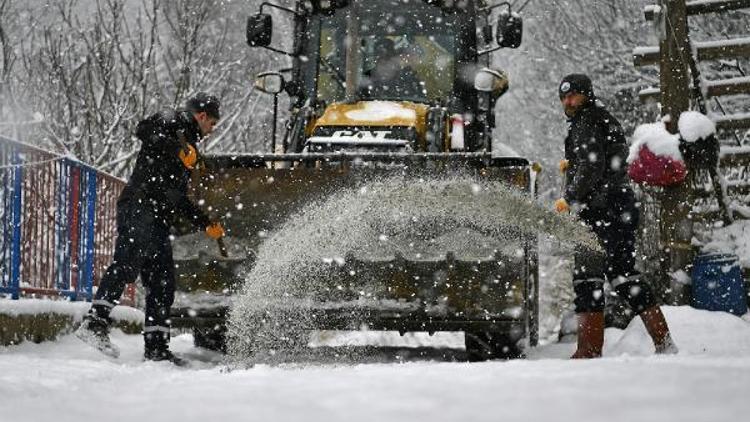 Osmangazi’de karla kaplanan yollara müdahale ediliyor