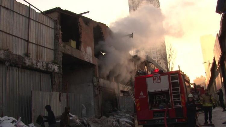 Isınmak için yaktıkları ateş kâğıt deposunda yangına sebep oldu