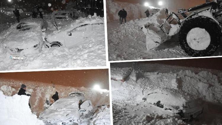 Bitliste yoğun kar yağışı... Korkutan anlar: Park halindeki araçların üzerine çığ düştü