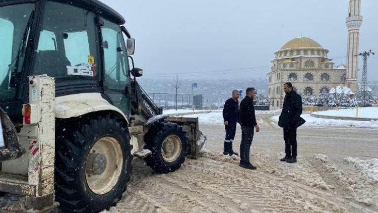 Yayladağında kar yağışı nedeniyle 21 mahalle yolu ulaşıma kapandı