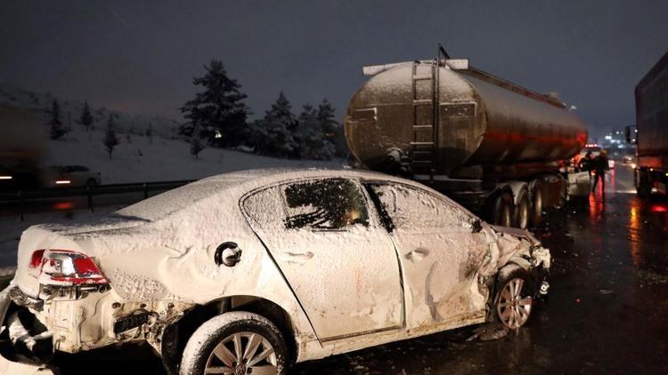 TAG otoyolunda 3 TIR ile 4 otomobilin karıştığı zincirleme kaza: 5 yaralı