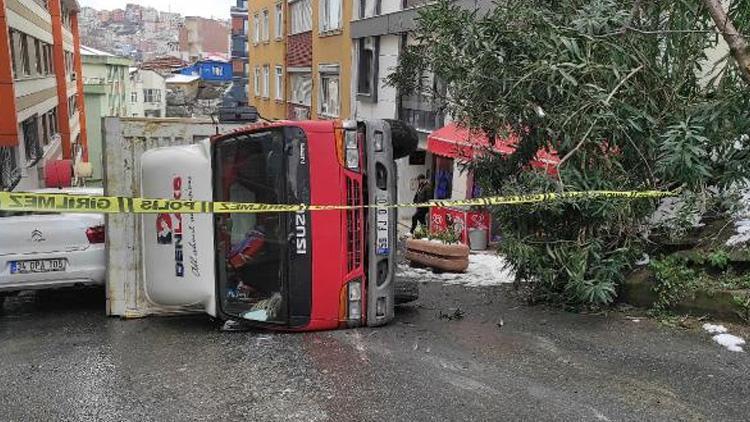 Yapıştırıcı yüklü kamyonet devrildi