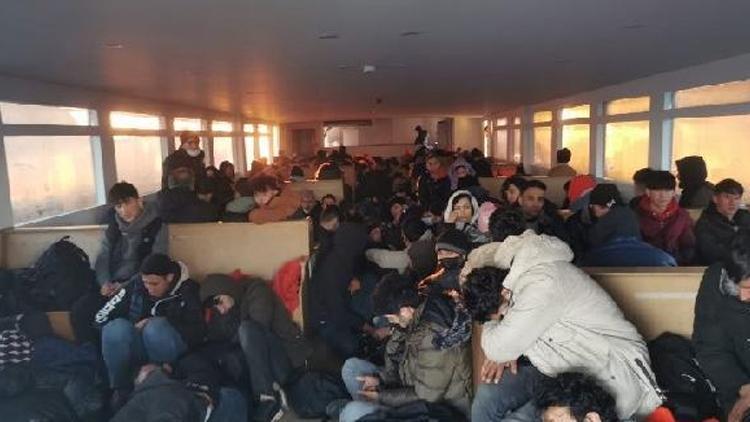 Yunanistana geçmeye çalışan 251 göçmen yakalandı