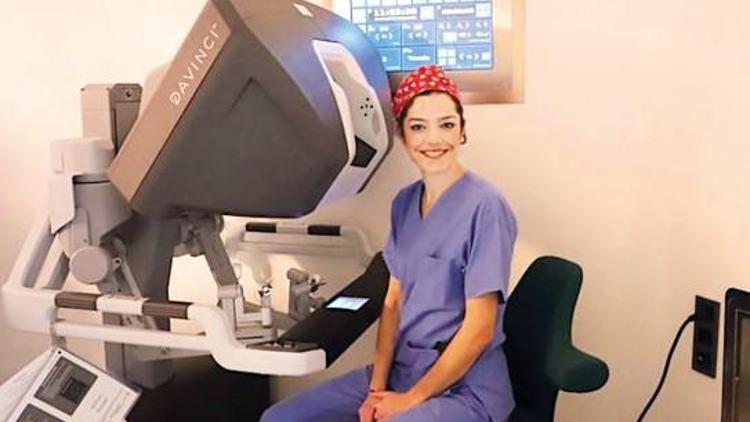 İzmir’de robotik cerrahi operasyonuna imza atan ilk kadın hekim