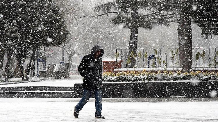 Tekirdağda kar yağışı: Çerkezköyde okullar tatil, Çorluda uçuşlar iptal edildi