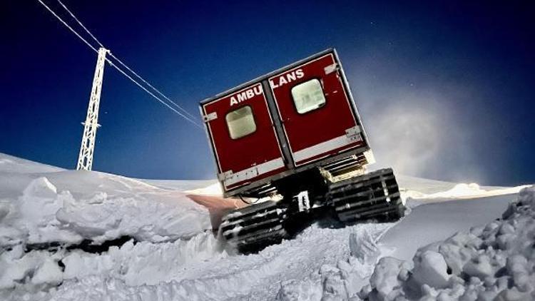 Kardan yolu kapalı köydeki KOAH hastasına paletli ambulansla ulaşıldı