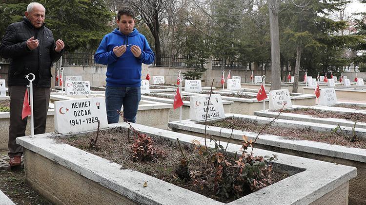 60 yıl sonra sonra yerini öğrendikleri şehitlerinin mezarını ilk kez ziyaret ettiler