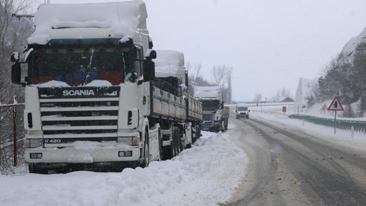 Zonguldak ve Bartında yüzlerce köy yolu kardan kapandı