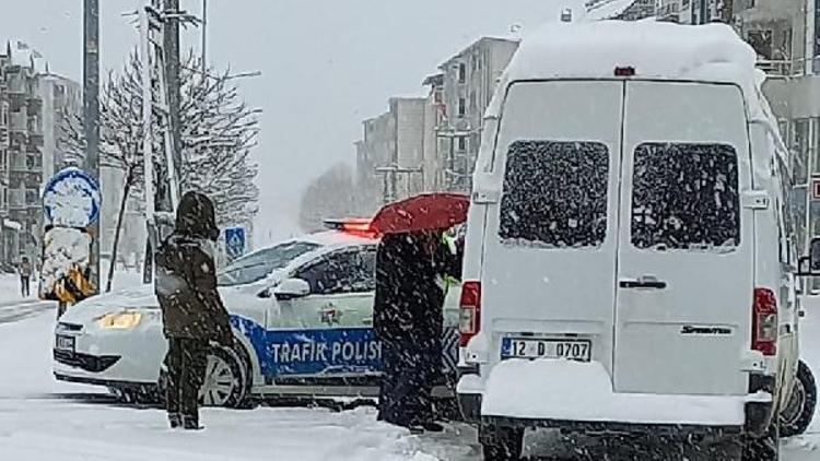 Bingöl’de yolcu minibüsü trafik polisi aracına çarptı