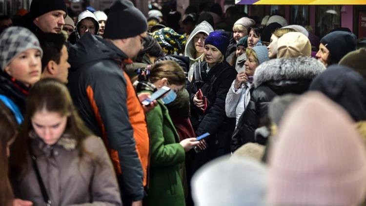 Lviv’de halk sirenlerin ardından alt geçide sığındı