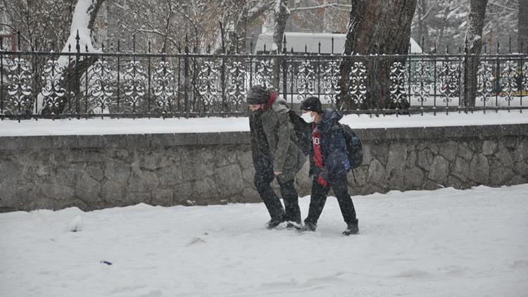 Düzcede kar yağışı nedeniyle yarın okullar tatil edildi